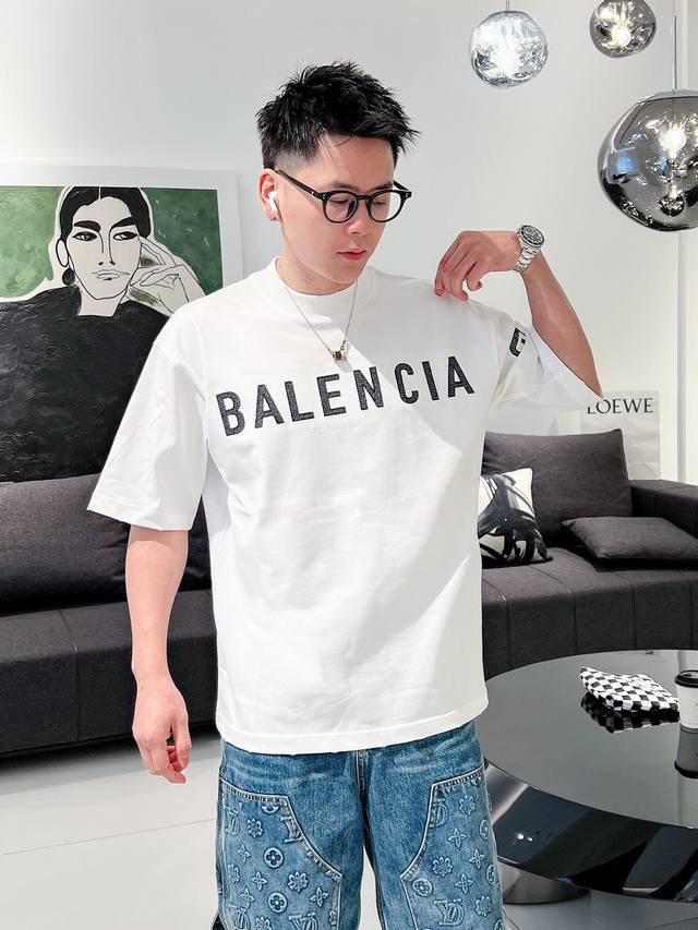 巴黎世家balenciaga 2024Ss新工艺logo微阔版圆领男士短袖t恤 新季新推系列将标识巧妙融入设计 塑就一系列充满复古风情的运动风单品 在这款百搭t
